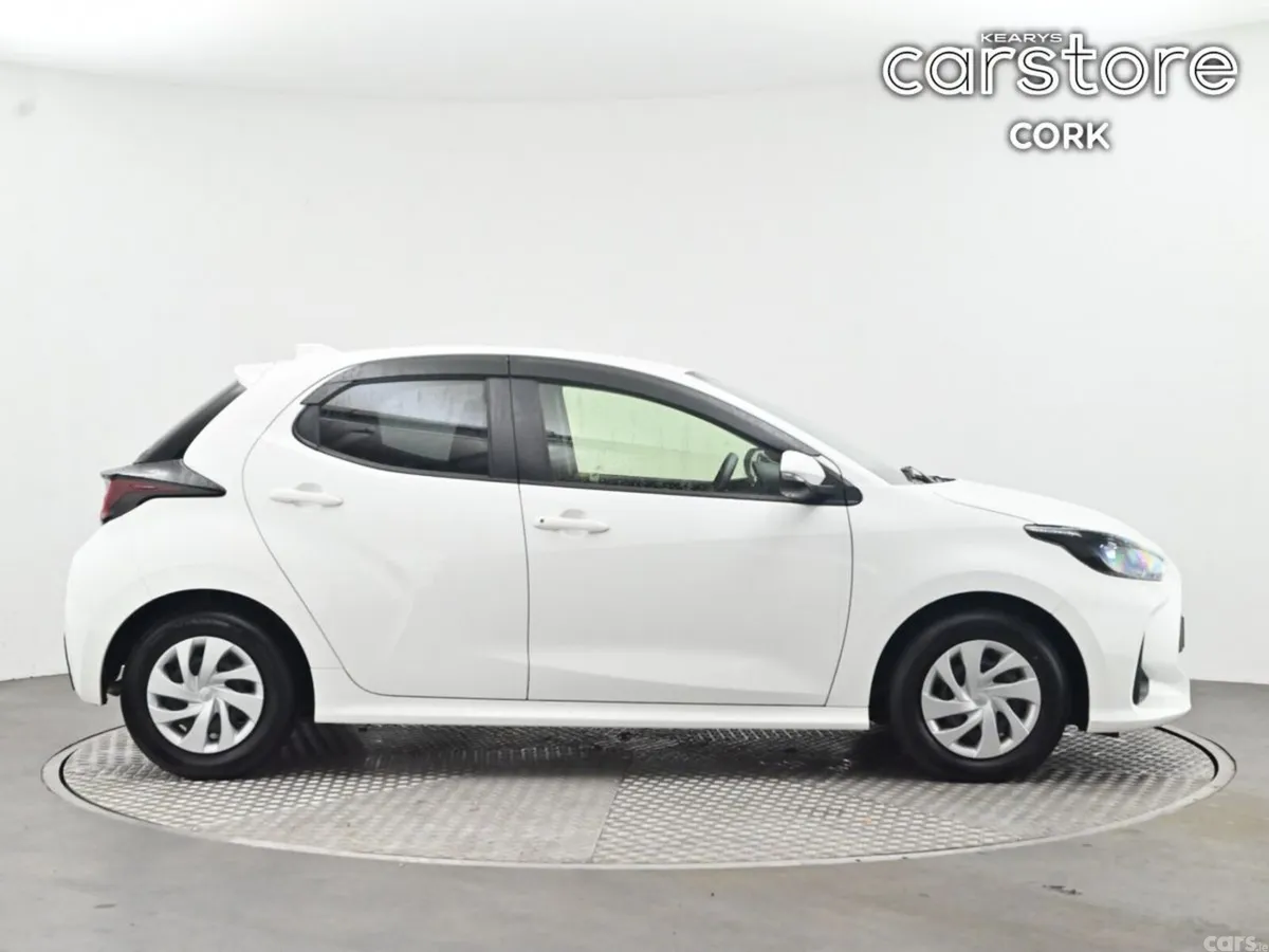 Toyota Yaris Hatchback, Petrol Hybrid, 2021, White