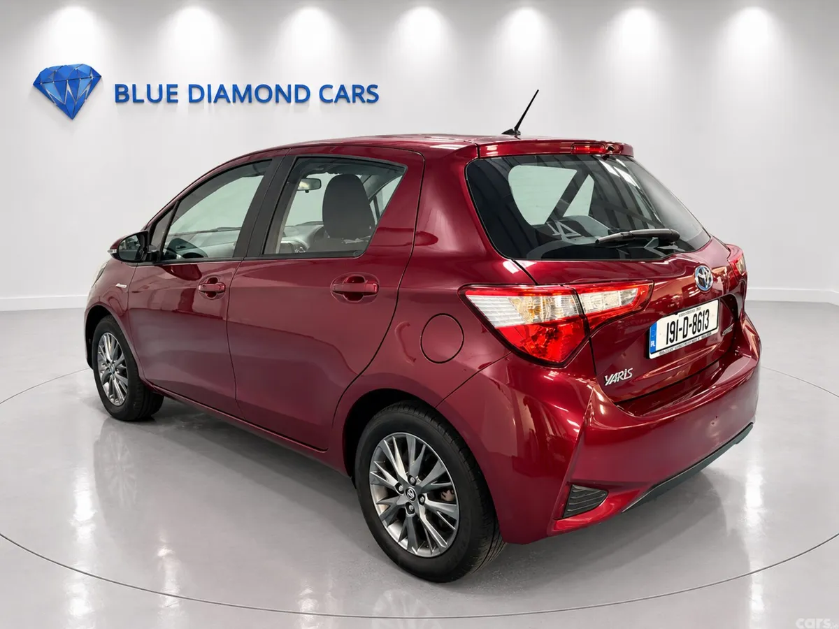 Toyota Yaris MPV, Petrol Hybrid, 2019, Red