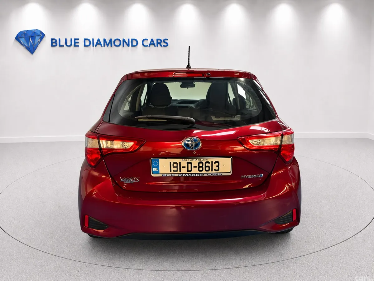Toyota Yaris MPV, Petrol Hybrid, 2019, Red