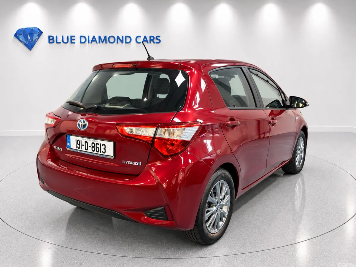 Toyota Yaris MPV, Petrol Hybrid, 2019, Red