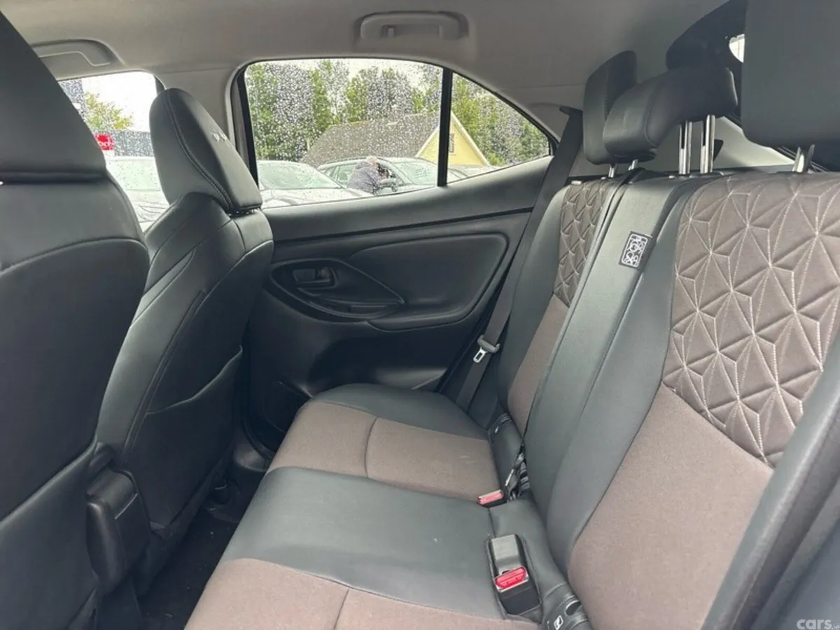 Toyota Yaris Cross Hatchback, Petrol Hybrid, 2024, White