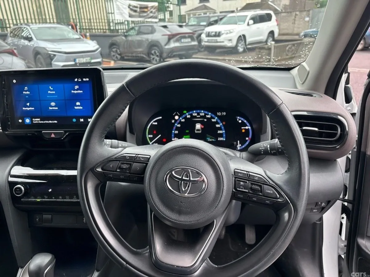Toyota Yaris Cross Hatchback, Petrol Hybrid, 2024, White