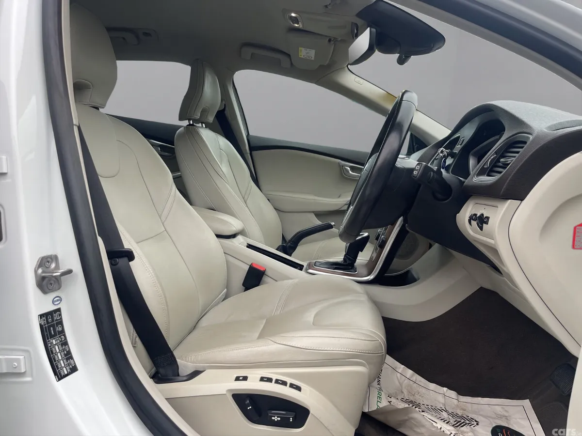 Volvo V40 Hatchback, Petrol, 2015, White