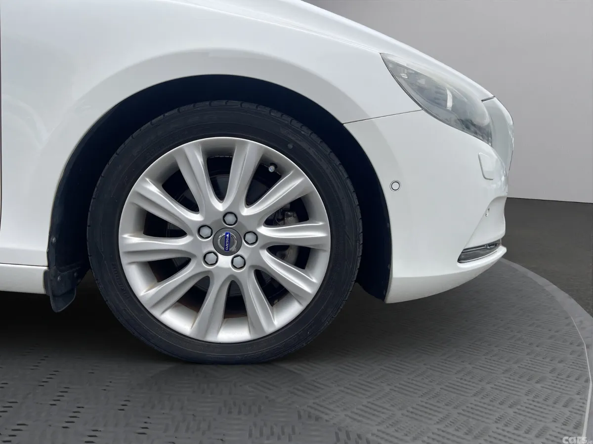 Volvo V40 Hatchback, Petrol, 2015, White