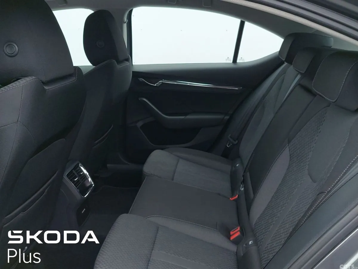 Skoda Octavia Saloon, Diesel, 2023, Grey