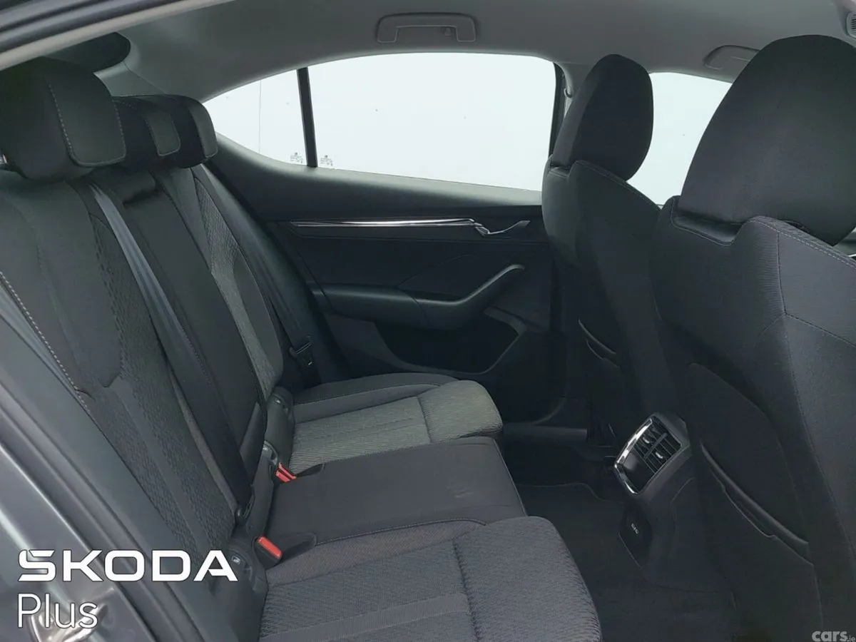 Skoda Octavia Saloon, Diesel, 2023, Grey