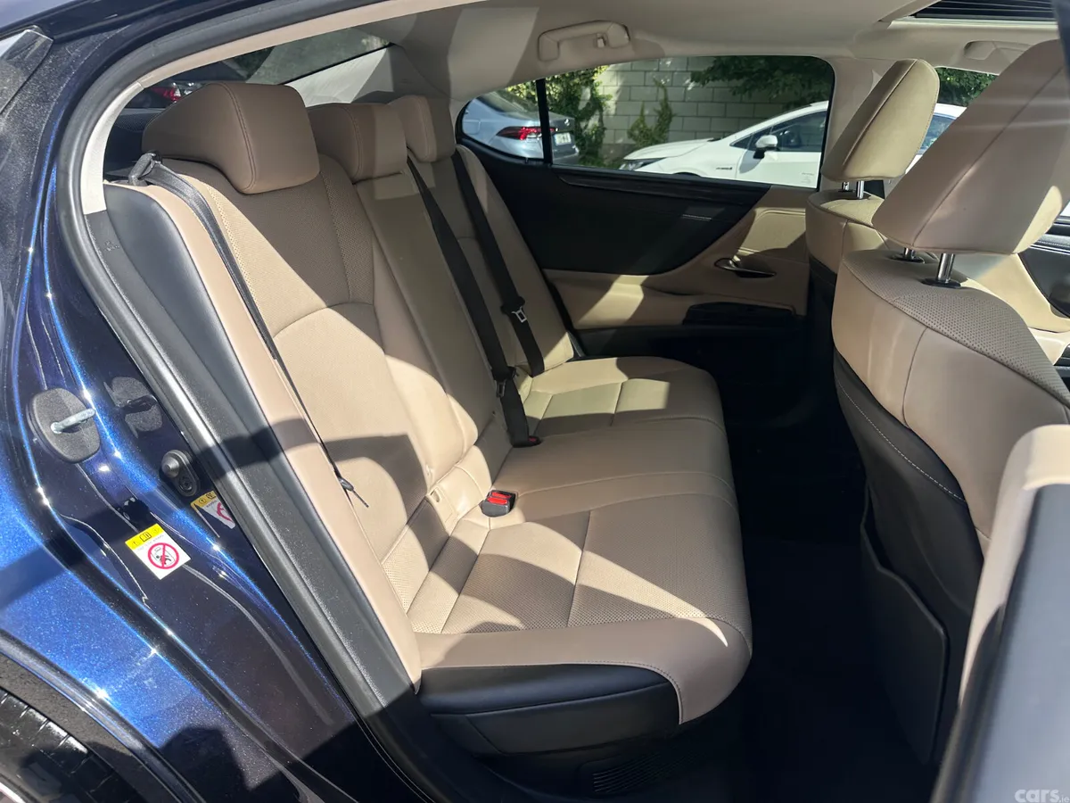 Lexus ES Saloon, Petrol Hybrid, 2019, Blue