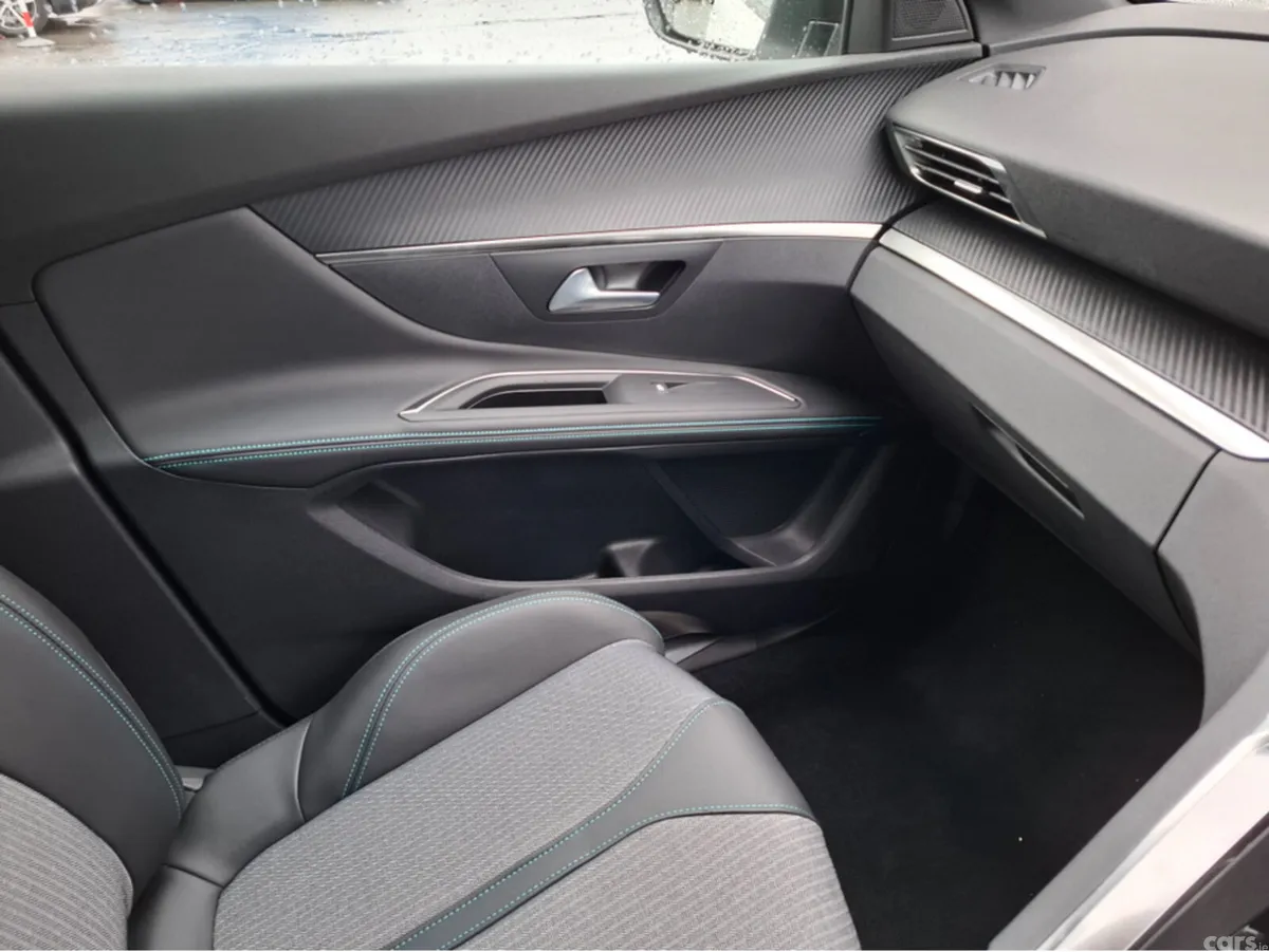 Peugeot 5008 MPV, Diesel, 2023, Blue