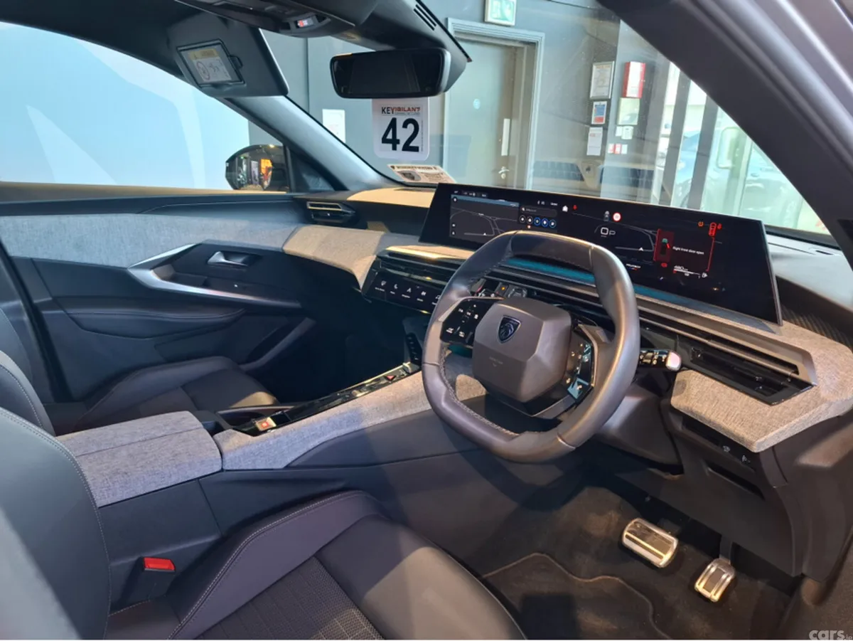 Peugeot 5008 MPV, Electric, 2026, Grey
