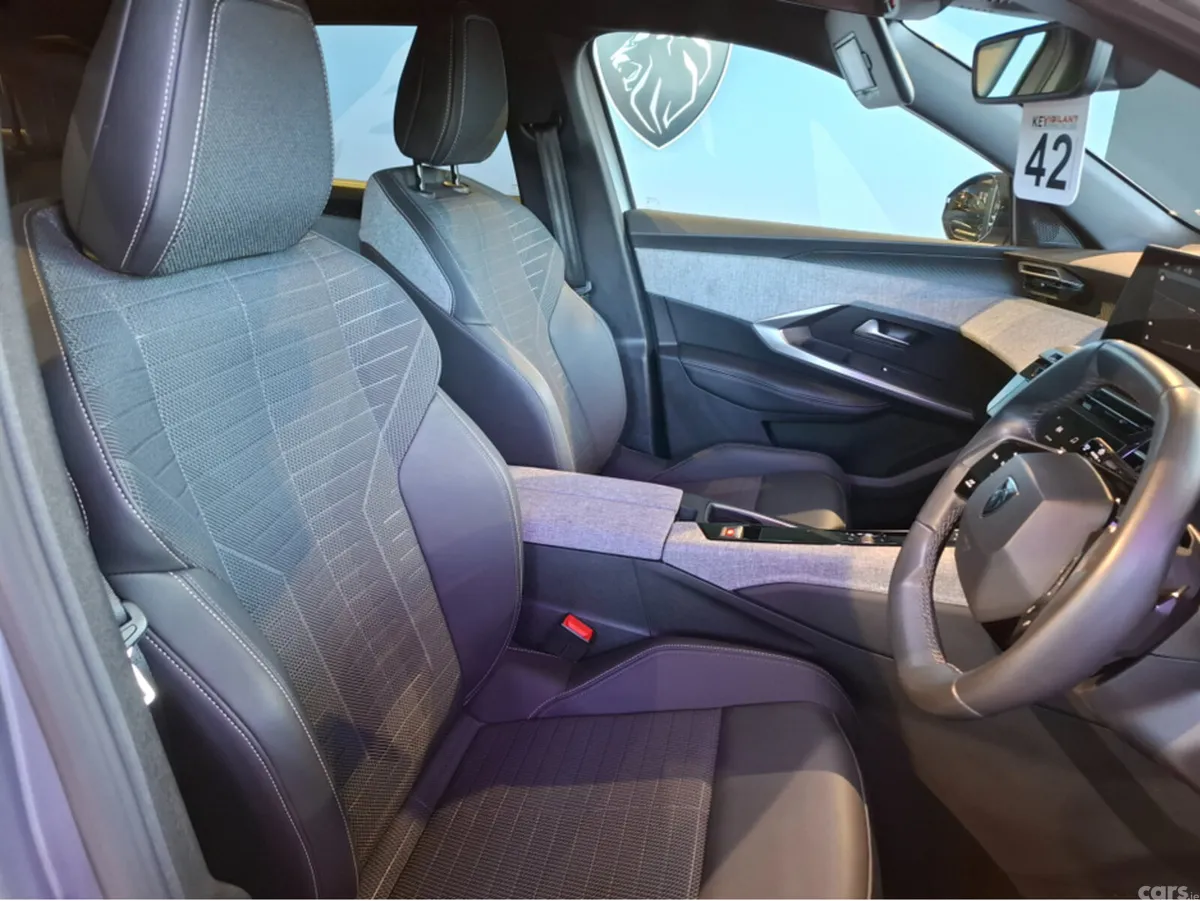 Peugeot 5008 MPV, Electric, 2026, Grey