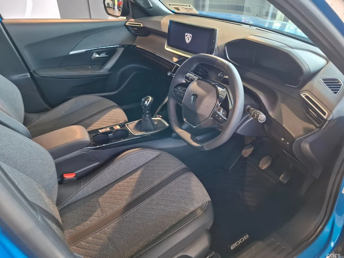 Peugeot 2008 MPV, Petrol, 2025, Blue