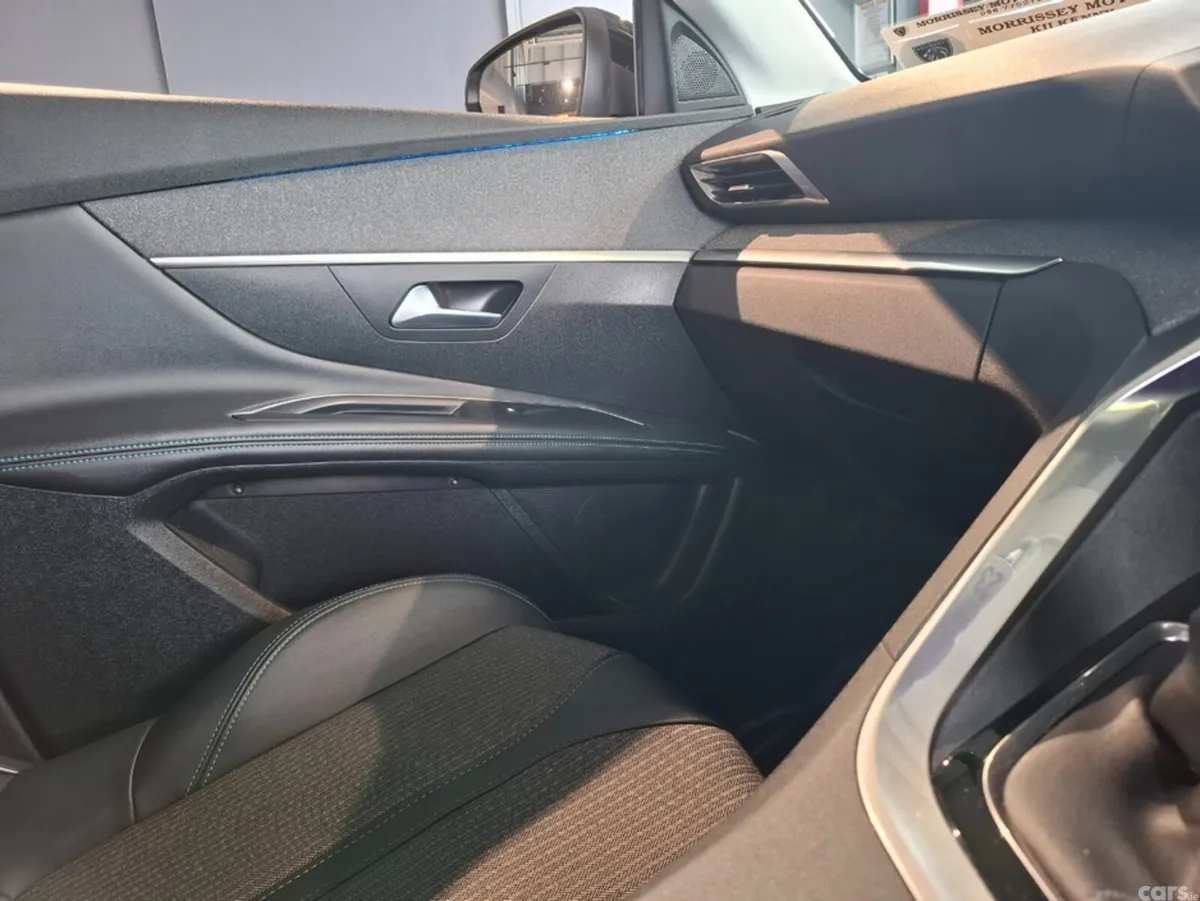 Peugeot 3008 MPV, Diesel, 2023, Grey