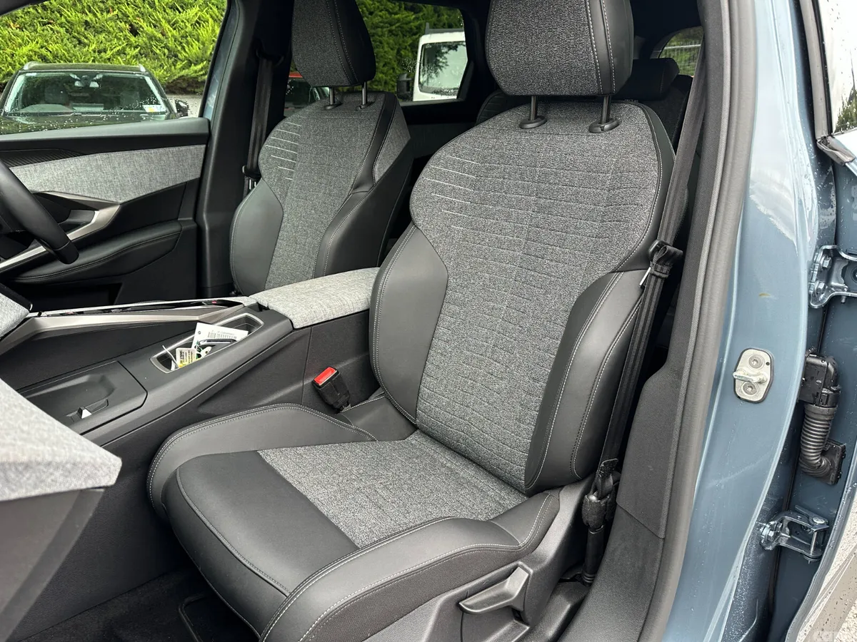 Peugeot 5008 MPV, Petrol, 2026, Blue