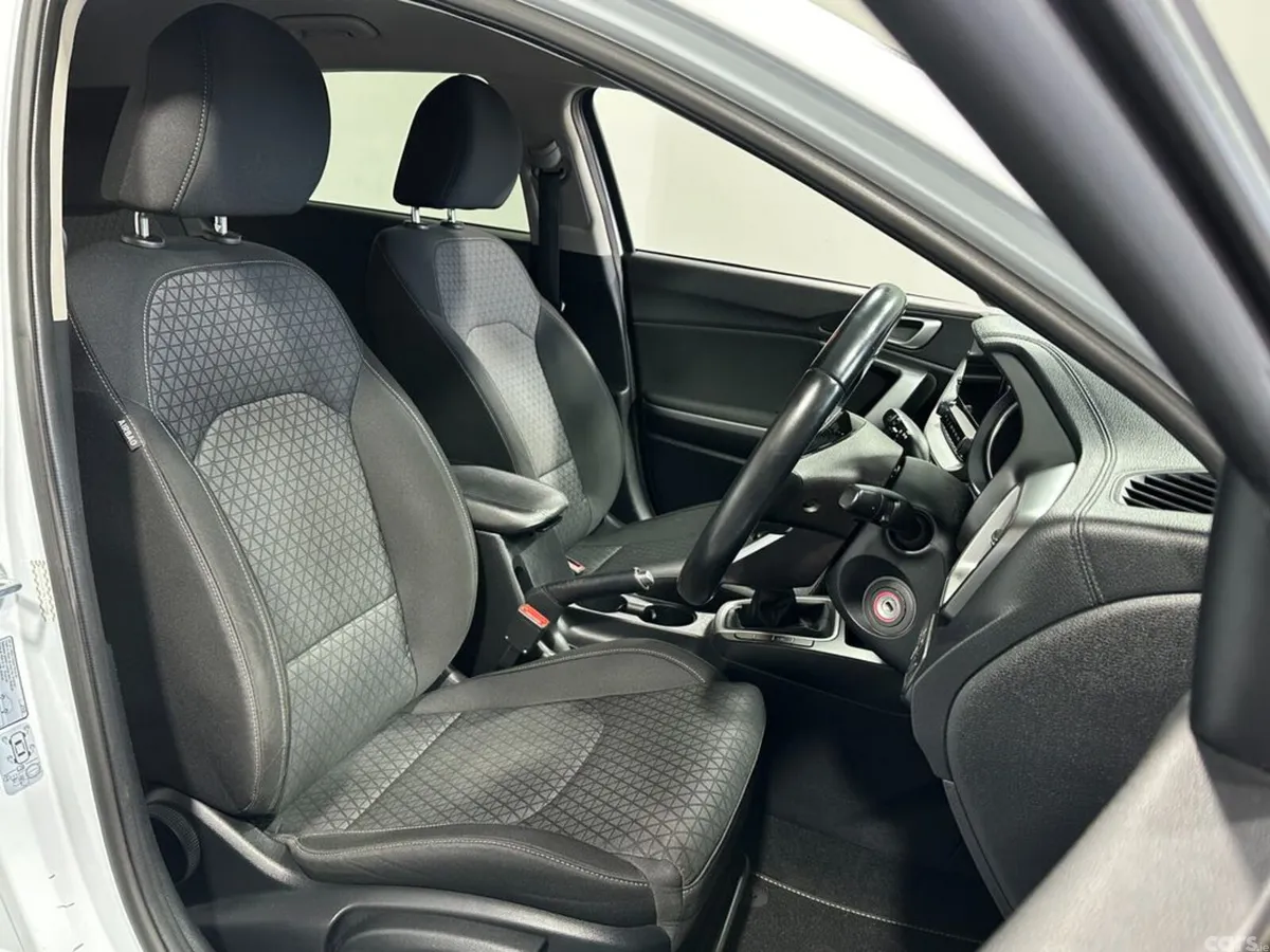 Kia Ceed Hatchback, Petrol, 2021, White