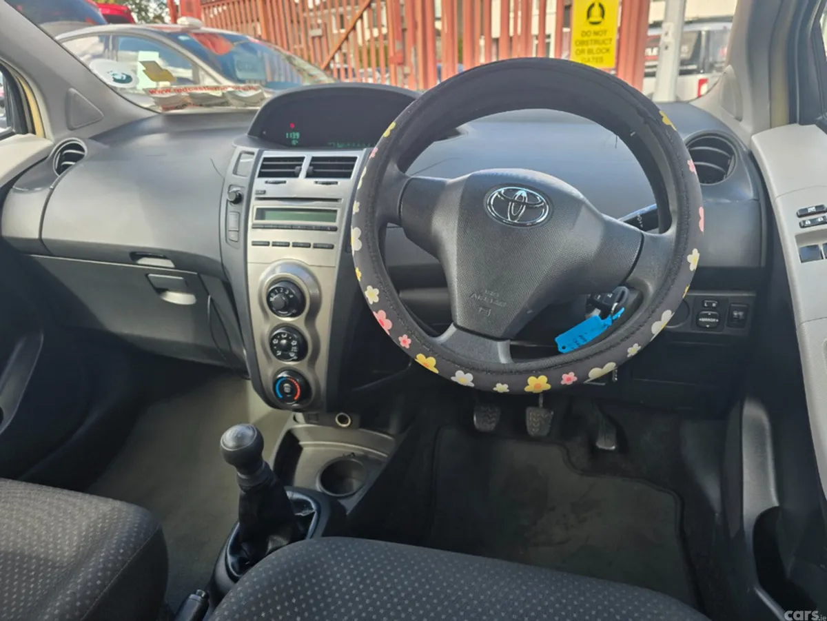 Toyota Yaris Hatchback, Petrol, 2011, Gold