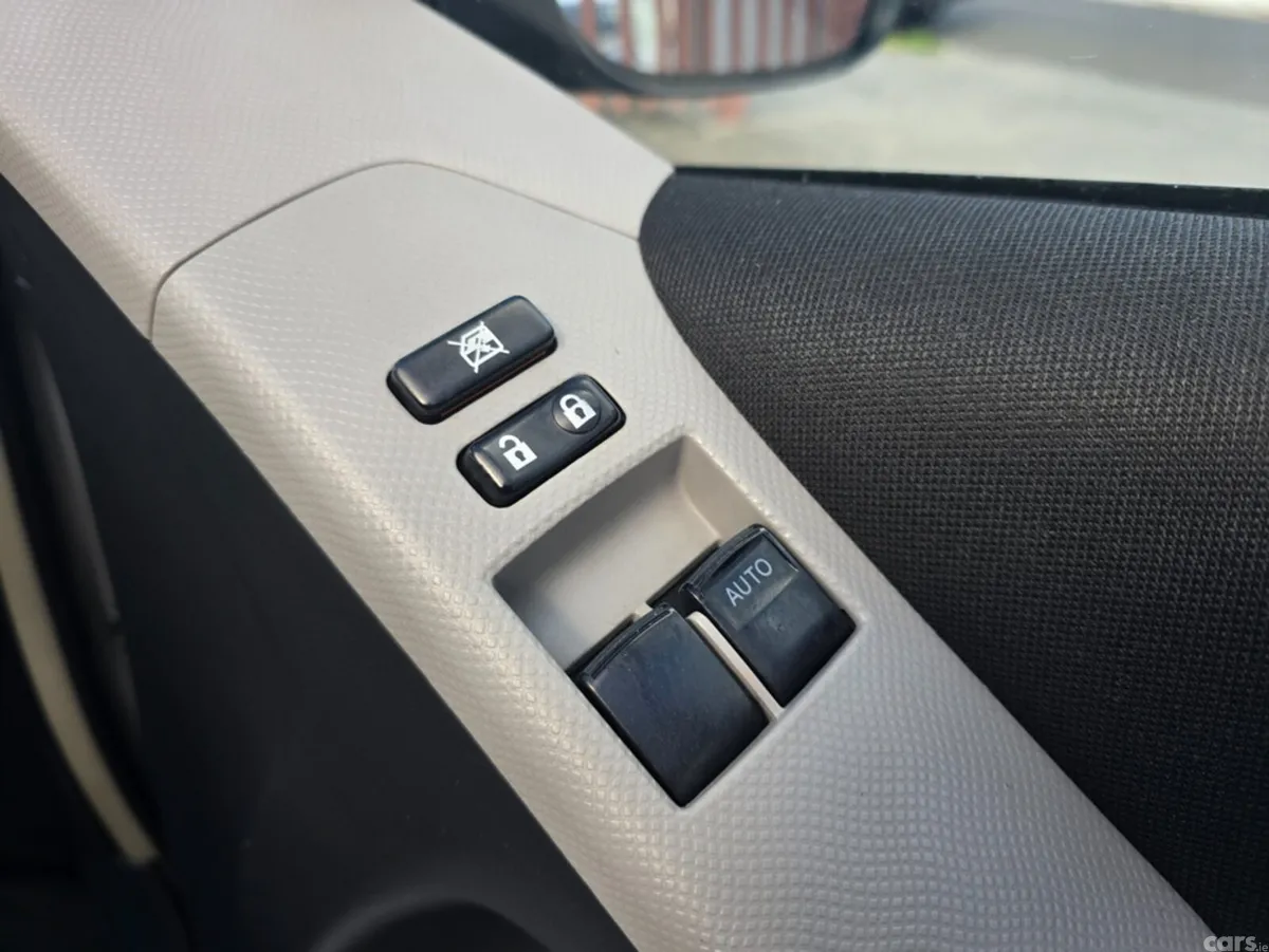 Toyota Yaris Hatchback, Petrol, 2011, Gold