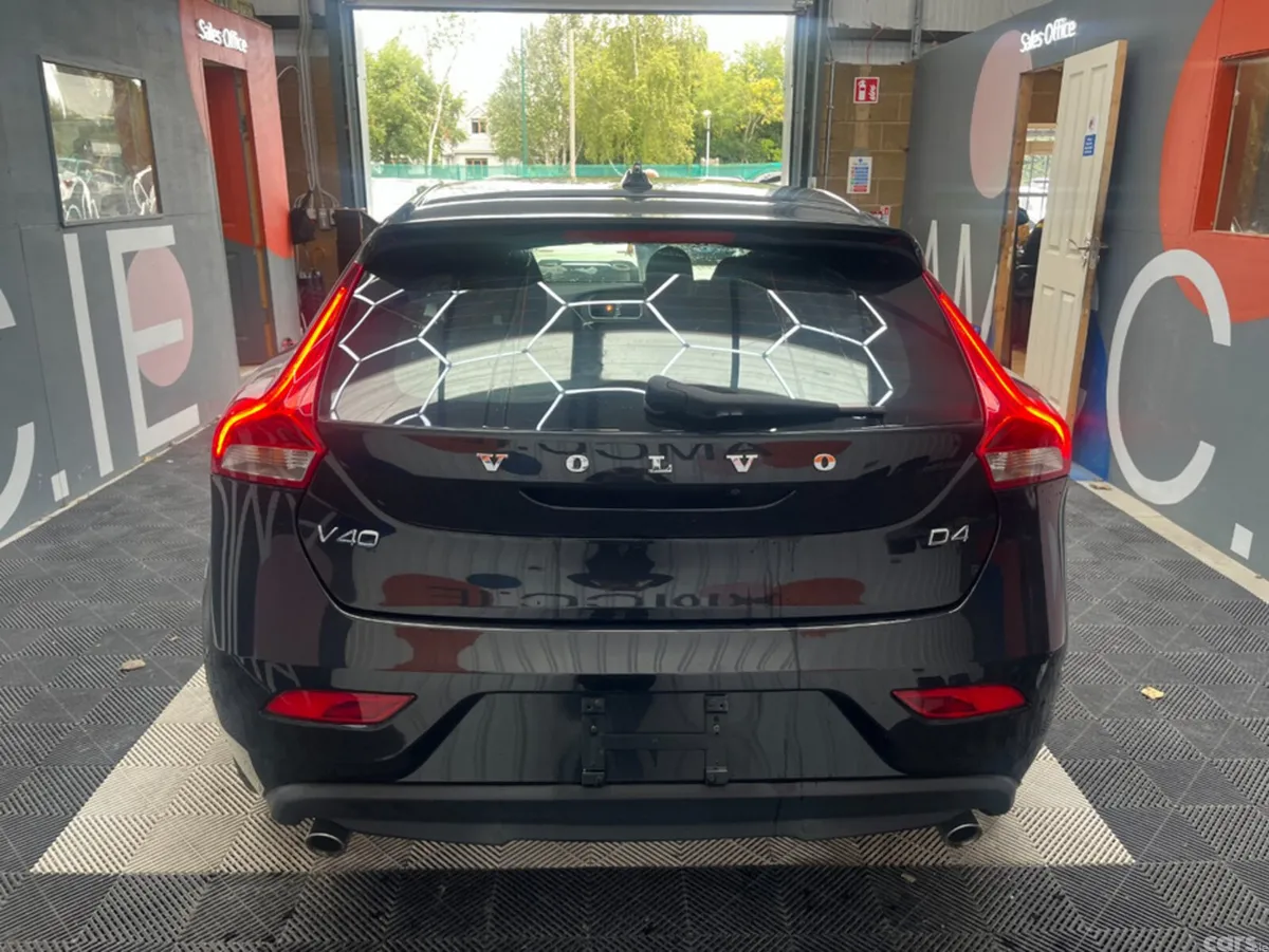 Volvo V40 Estate, Diesel, 2018, Black
