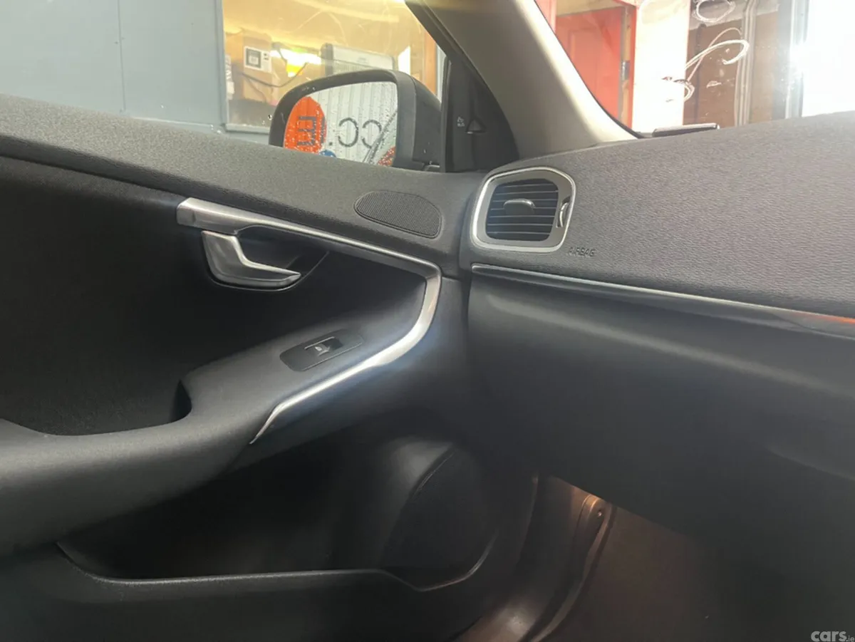 Volvo V40 Estate, Diesel, 2018, Black