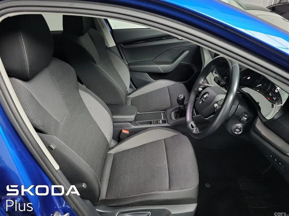 Skoda Octavia Saloon, Petrol, 2023, Blue