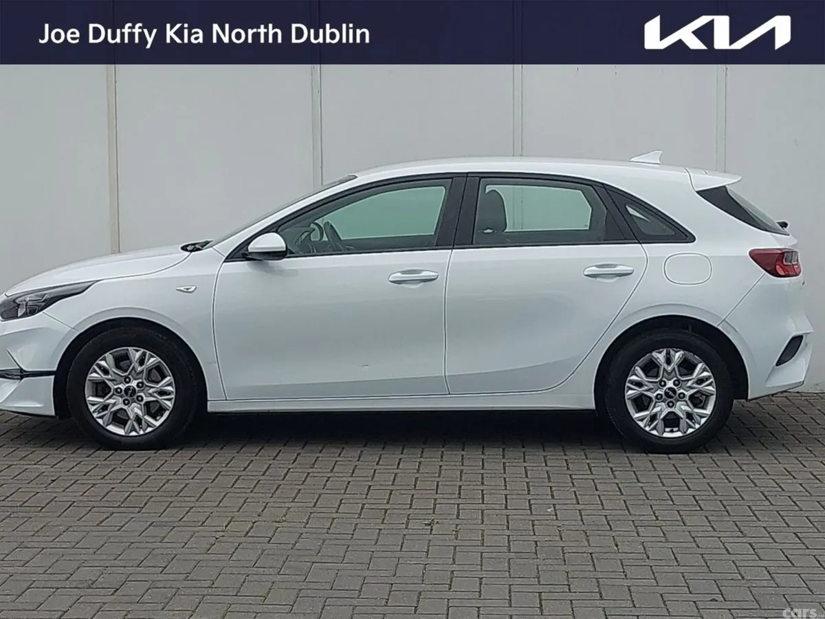 Kia Ceed Hatchback, Diesel Hybrid, 2023, White