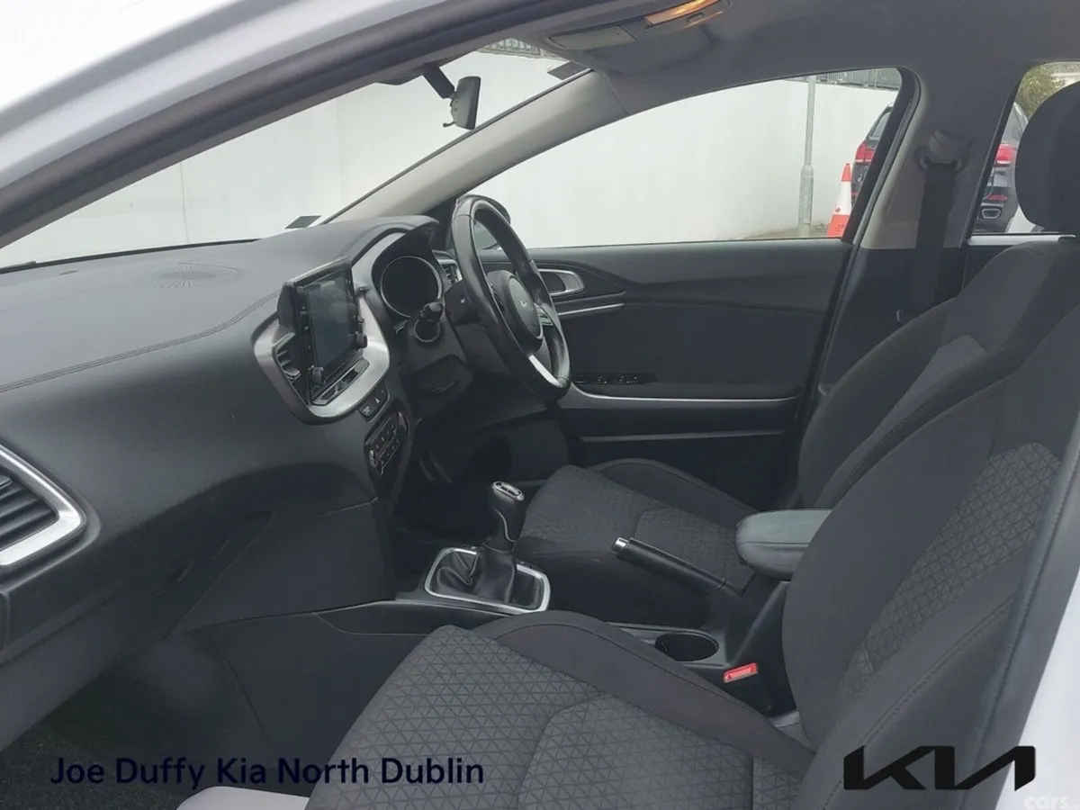 Kia Ceed Hatchback, Diesel Hybrid, 2023, White
