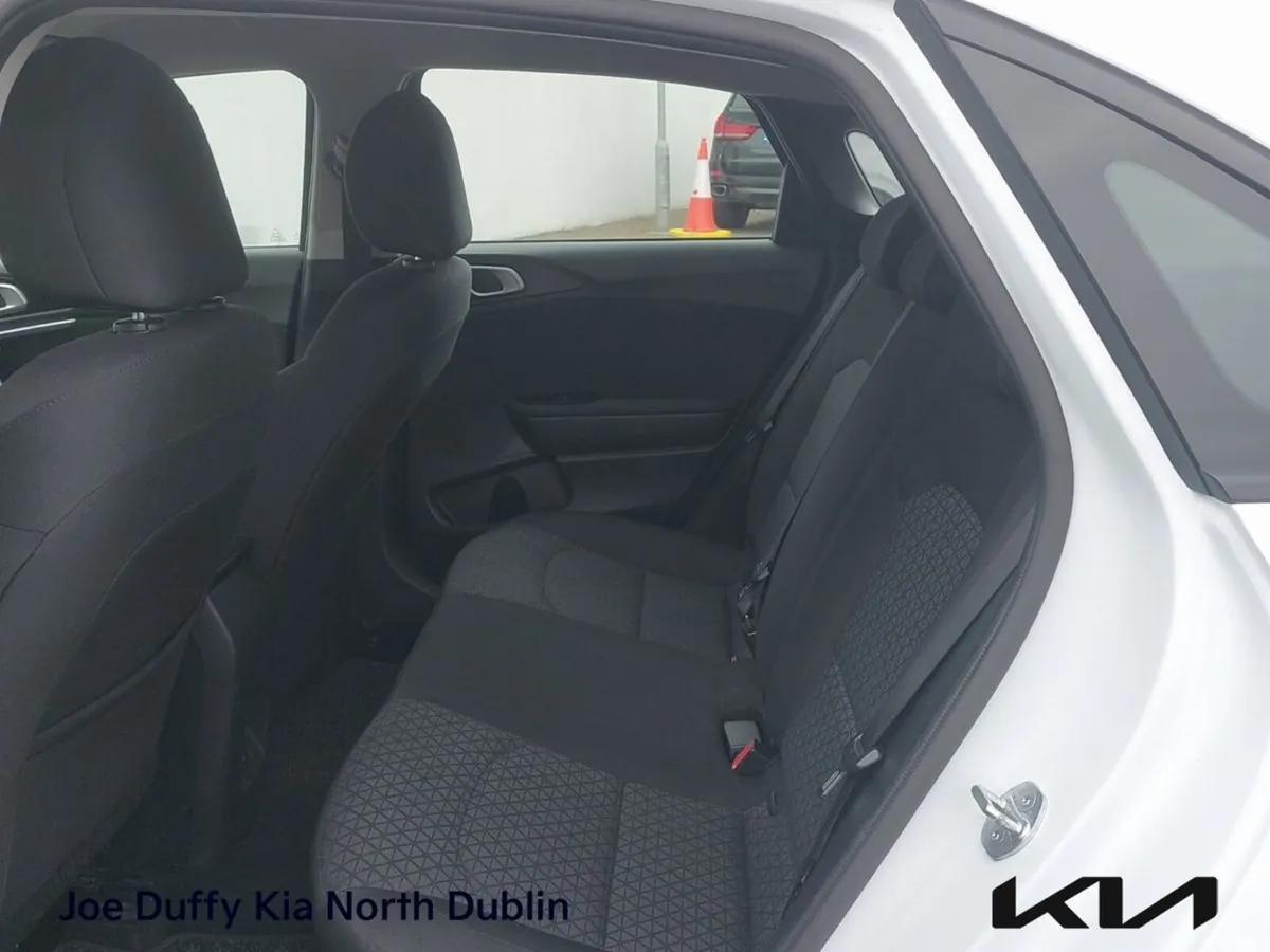 Kia Ceed Hatchback, Diesel Hybrid, 2023, White