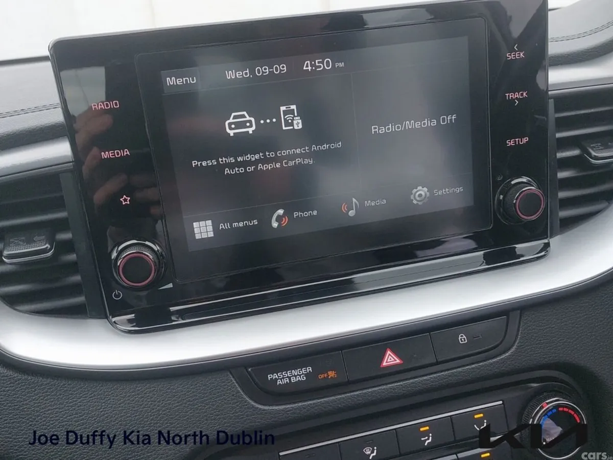 Kia Ceed Hatchback, Diesel Hybrid, 2023, White