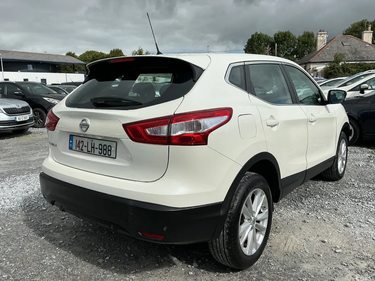 Nissan Qashqai Hatchback, Petrol, 2014, White