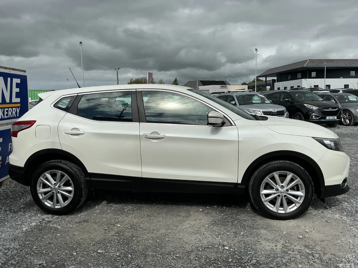 Nissan Qashqai Hatchback, Petrol, 2014, White