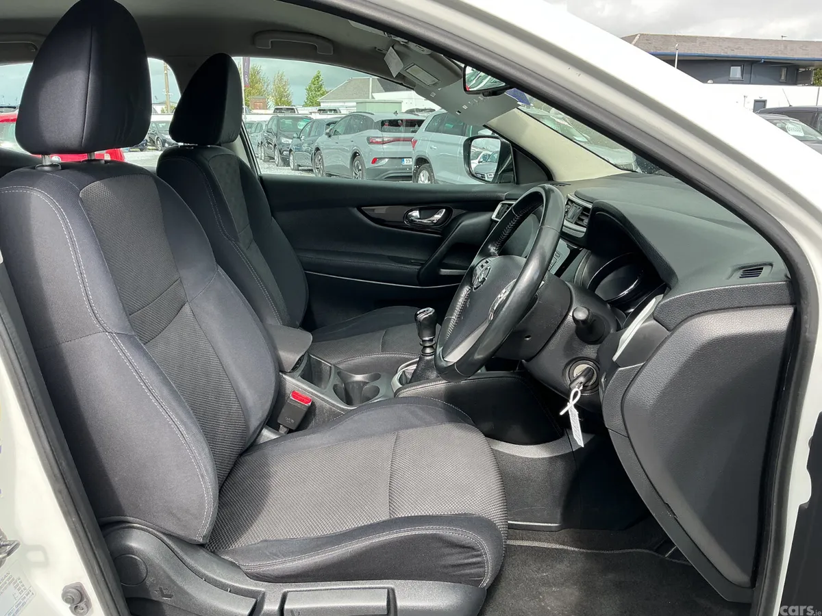 Nissan Qashqai Hatchback, Petrol, 2014, White
