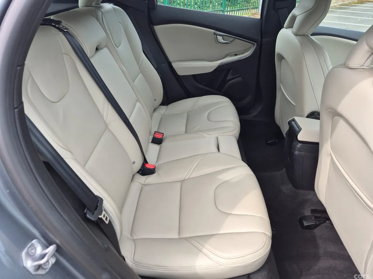 Volvo V40 Hatchback, Diesel, 2016, Grey