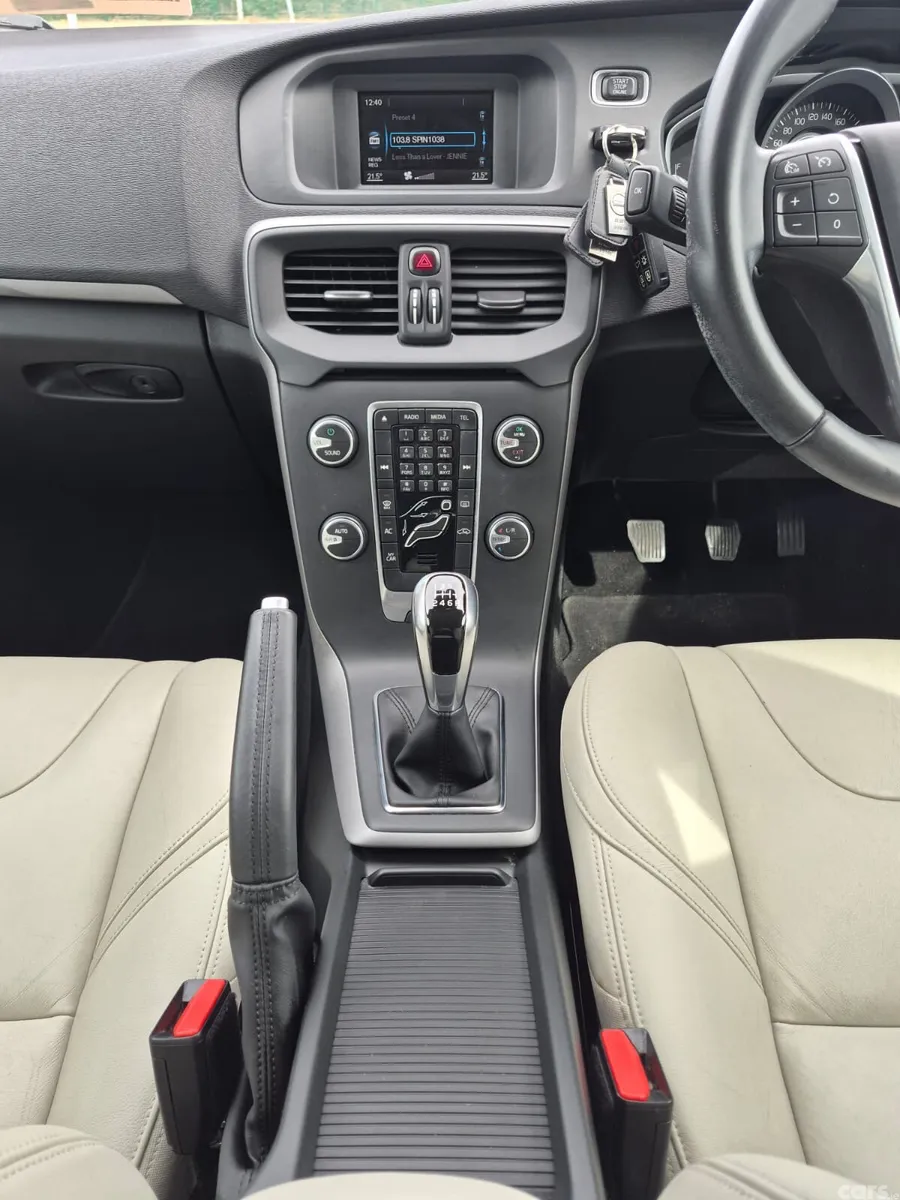 Volvo V40 Hatchback, Diesel, 2016, Grey
