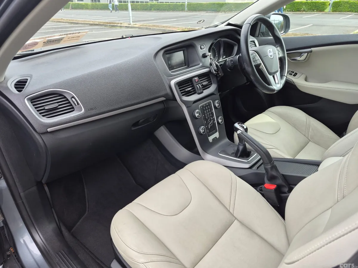 Volvo V40 Hatchback, Diesel, 2016, Grey