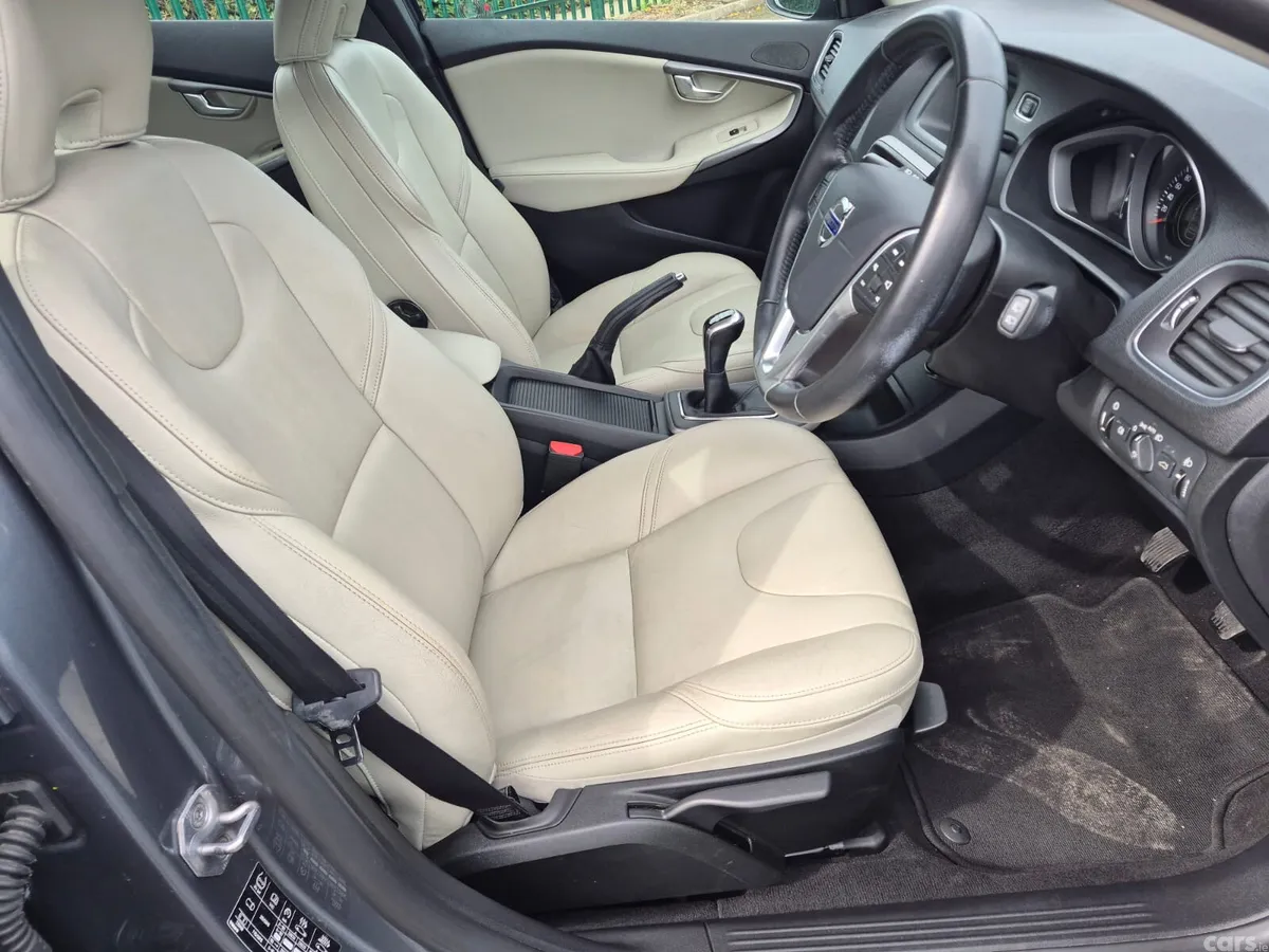 Volvo V40 Hatchback, Diesel, 2016, Grey