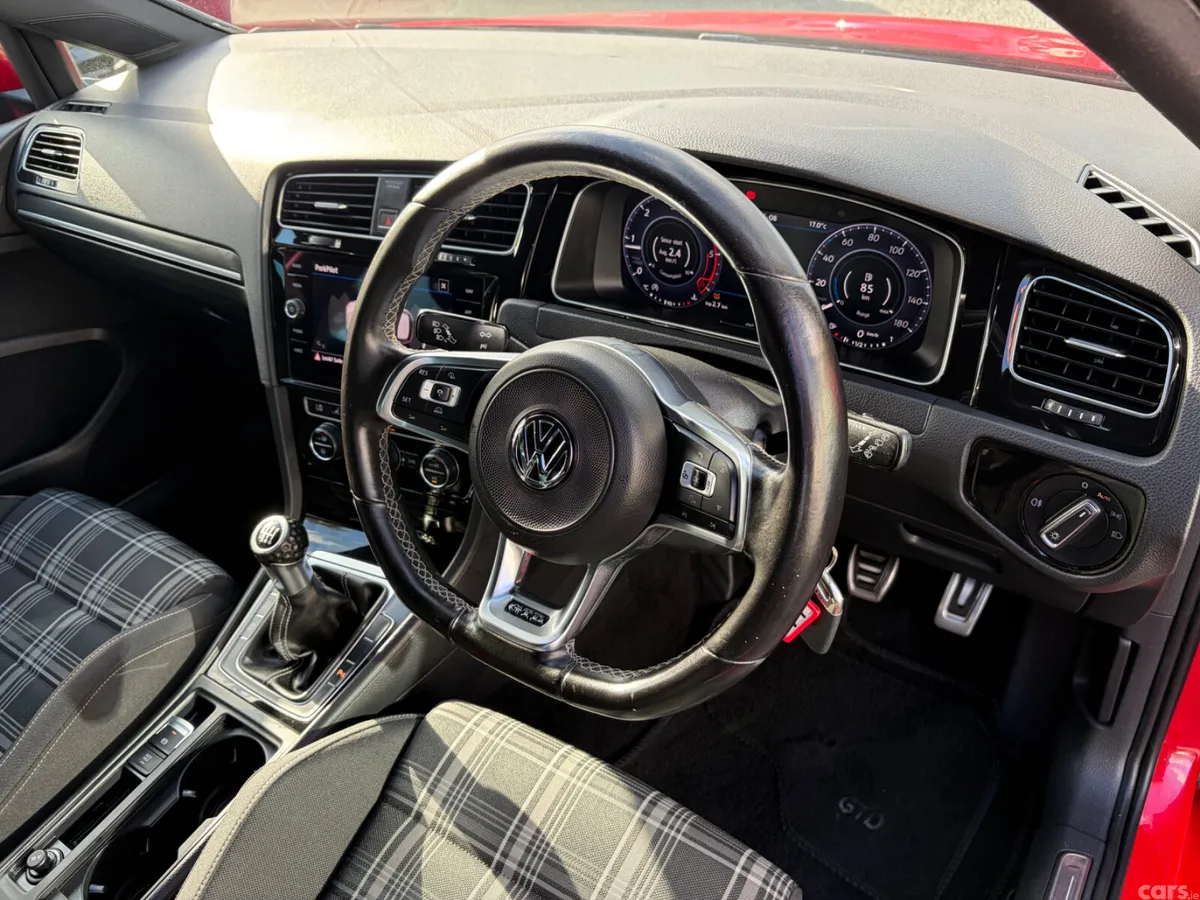 Volkswagen Golf Hatchback, Diesel, 2017, Red