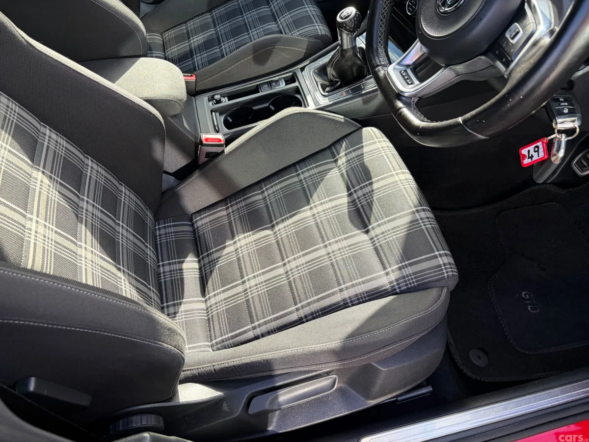Volkswagen Golf Hatchback, Diesel, 2017, Red