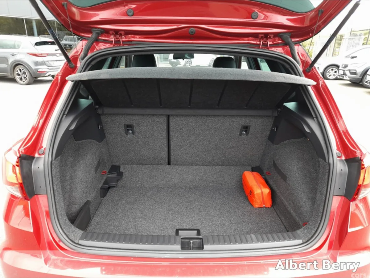SEAT Arona Hatchback, Petrol, 2020, Red
