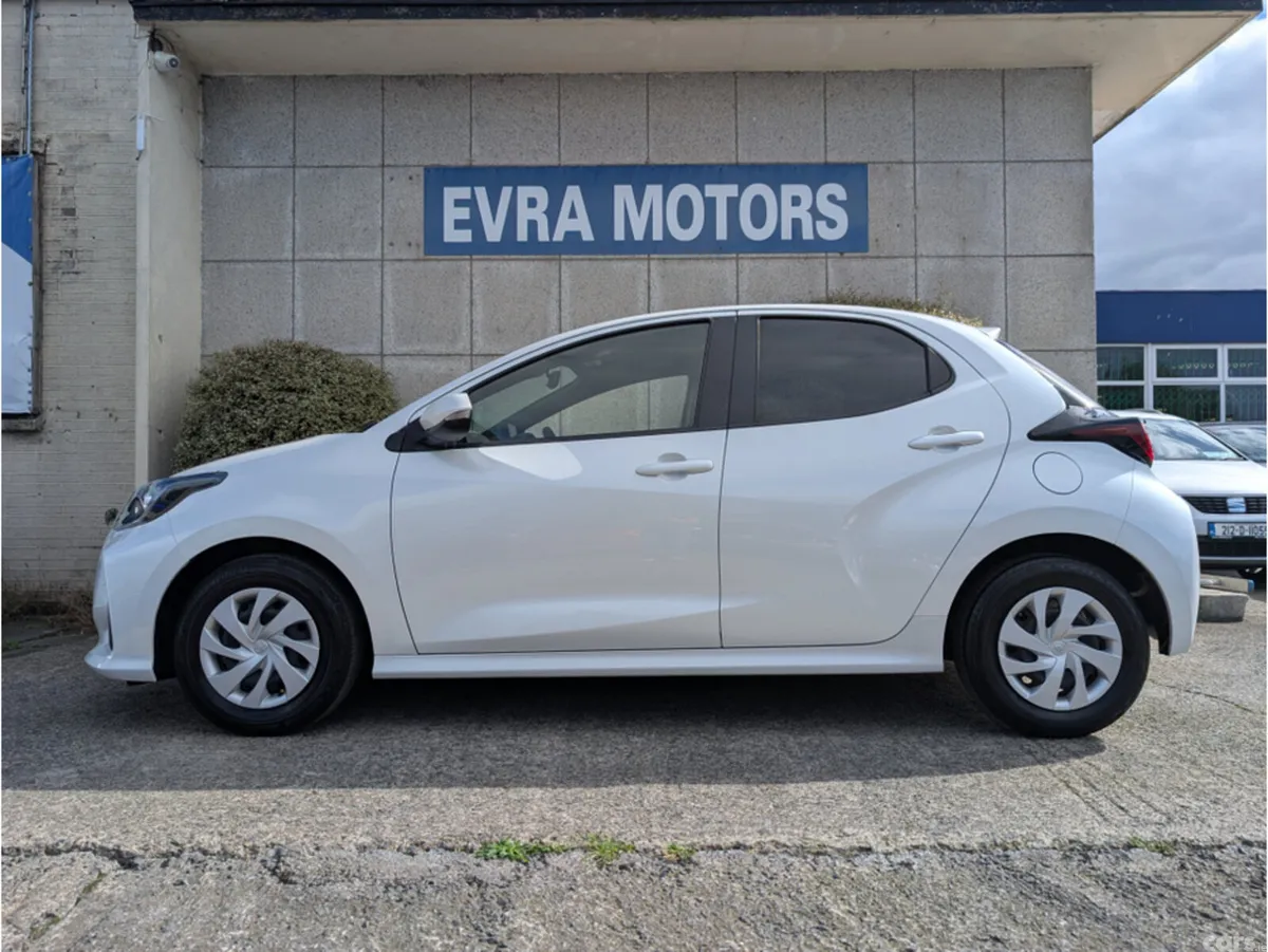Toyota Yaris Hatchback, Petrol Hybrid, 2023, White