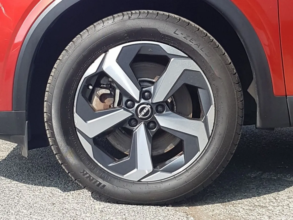 Nissan Qashqai MPV, Petrol, 2023, Red