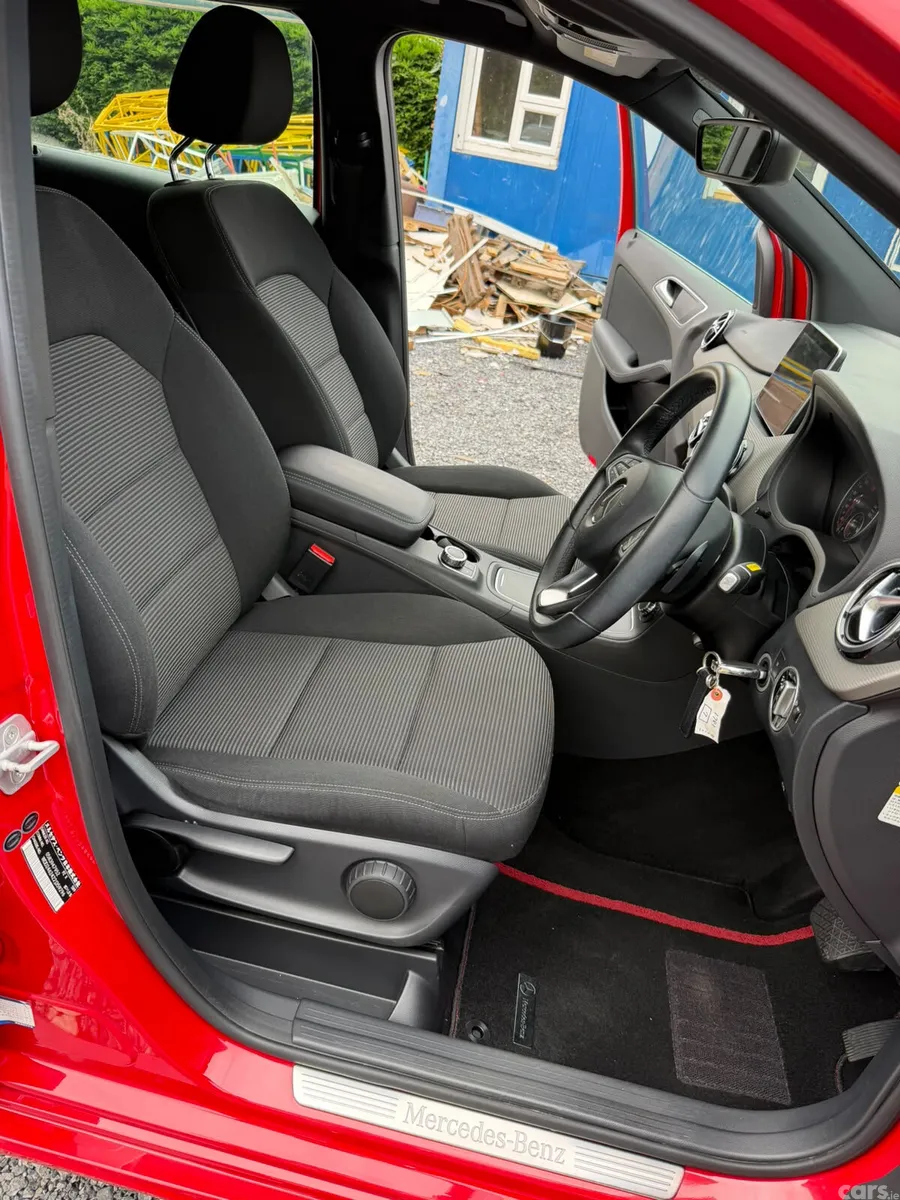 Mercedes-Benz B-Class MPV, Petrol, 2015, Red