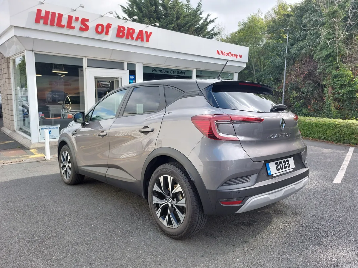 Renault Captur SUV, Petrol, 2023, Grey