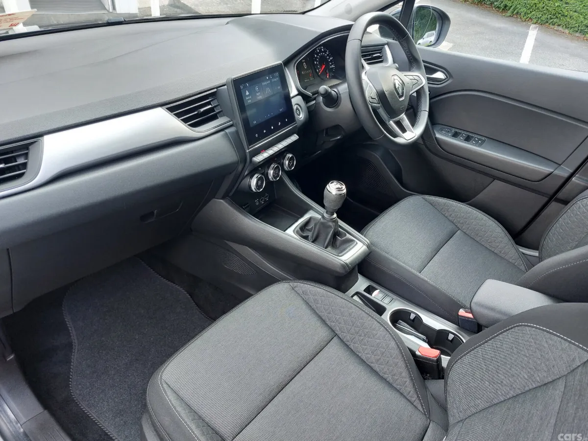 Renault Captur SUV, Petrol, 2023, Grey