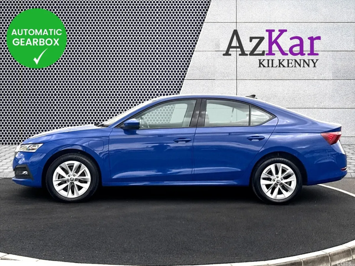 Skoda Octavia Hatchback, Petrol Plug-in Hybrid, 2023, Blue