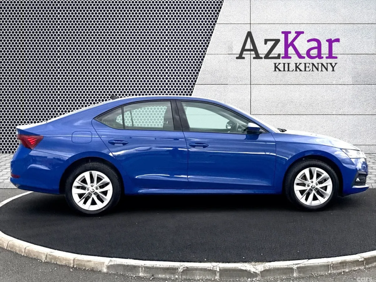 Skoda Octavia Hatchback, Petrol Plug-in Hybrid, 2023, Blue
