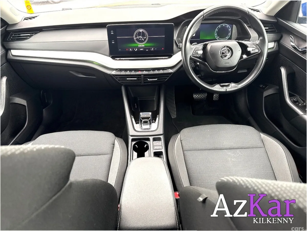 Skoda Octavia Hatchback, Petrol Plug-in Hybrid, 2023, Blue