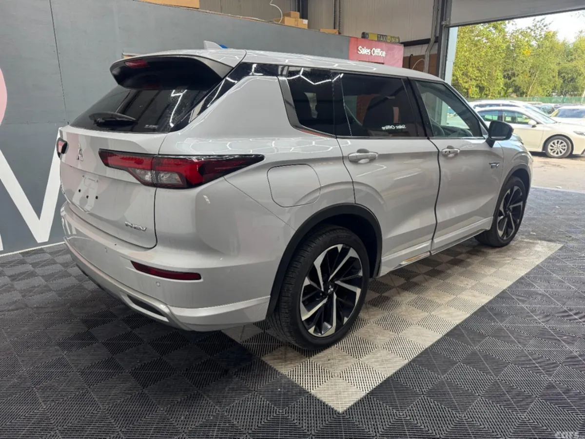 Mitsubishi Outlander SUV, Petrol Plug-in Hybrid, 2024, White