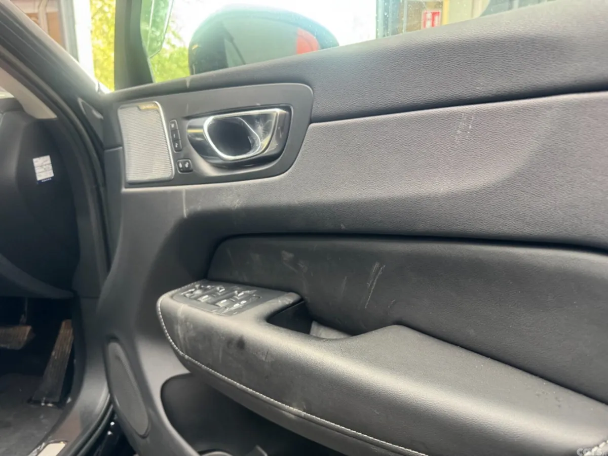 Volvo XC60 SUV, Petrol Hybrid, 2022, Black
