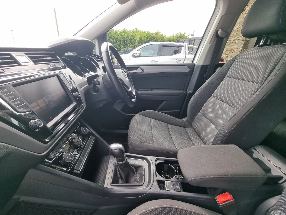 Volkswagen Touran MPV, Petrol, 2016, Silver