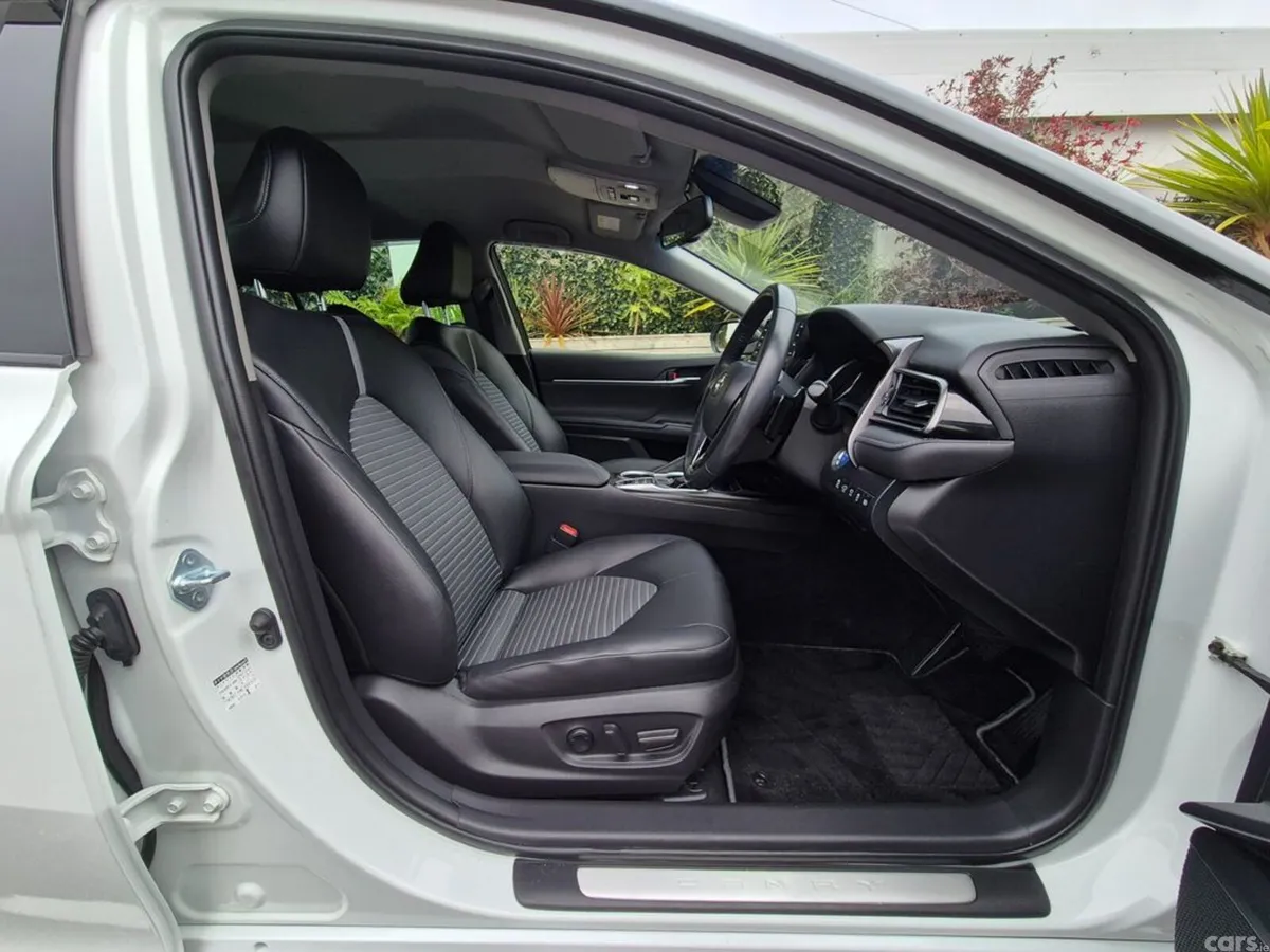 Toyota Camry Saloon, Petrol Hybrid, 2021, White