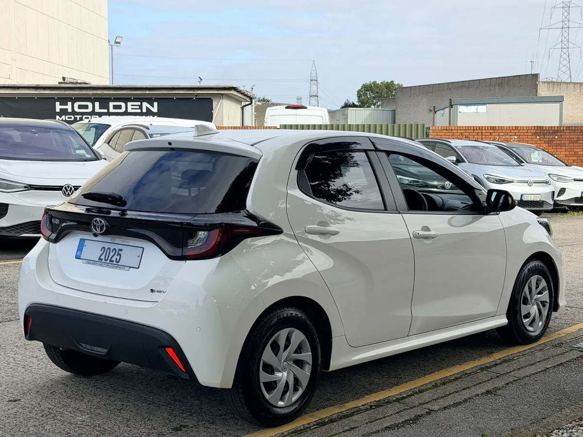 Toyota Yaris Hatchback, Petrol Hybrid, 2025, White